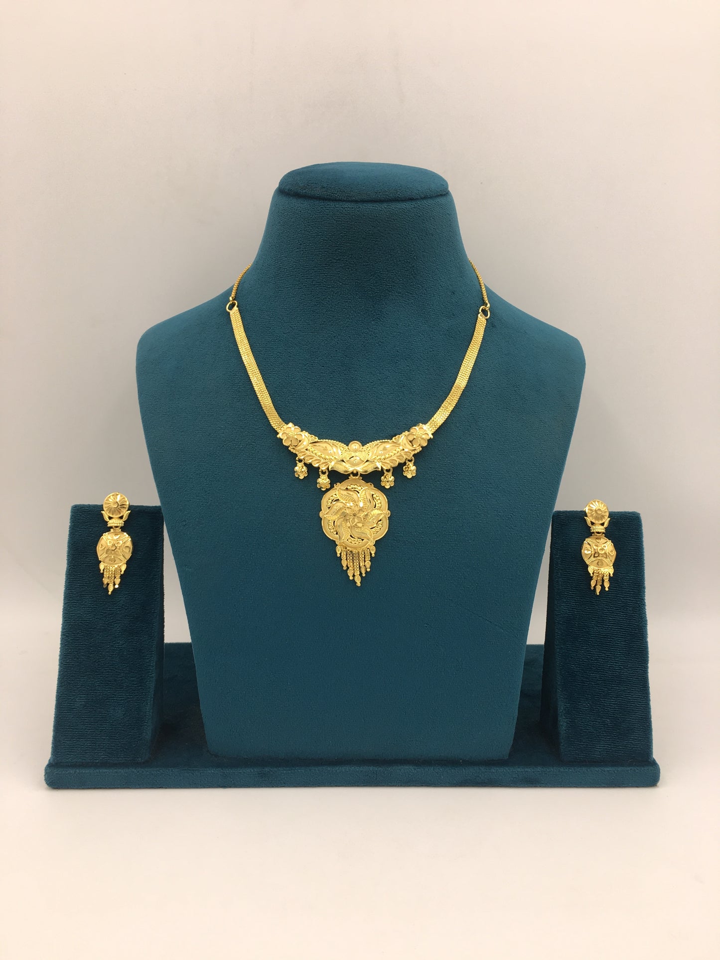 PAVITRA FORMING NECKLACE SET