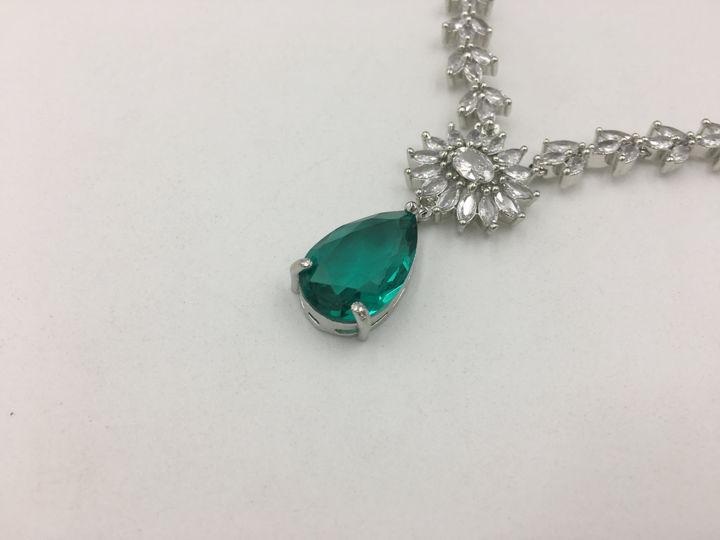 VERA AD NECKLACE SET