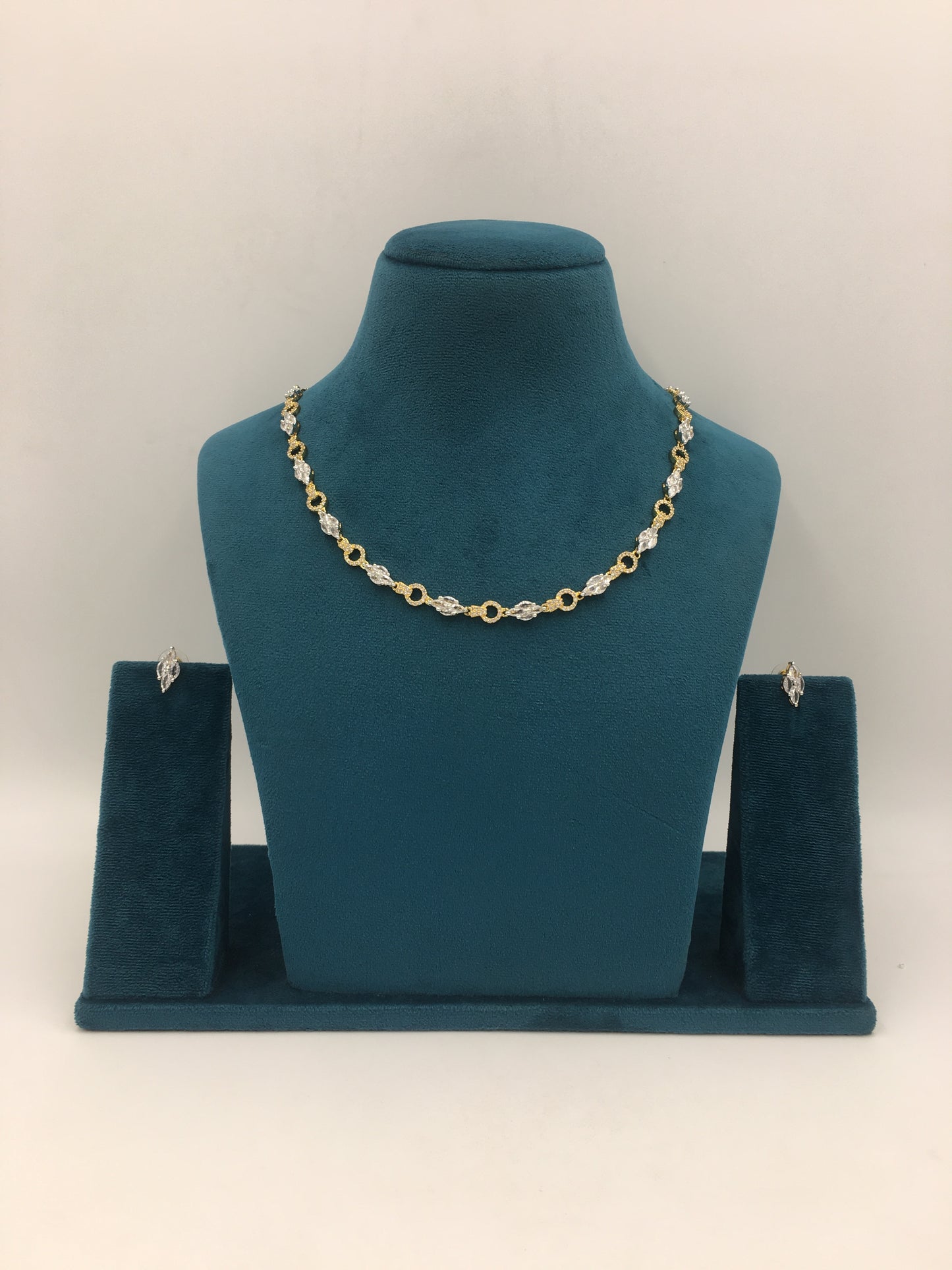 VIVICA AD NECKLACE SET