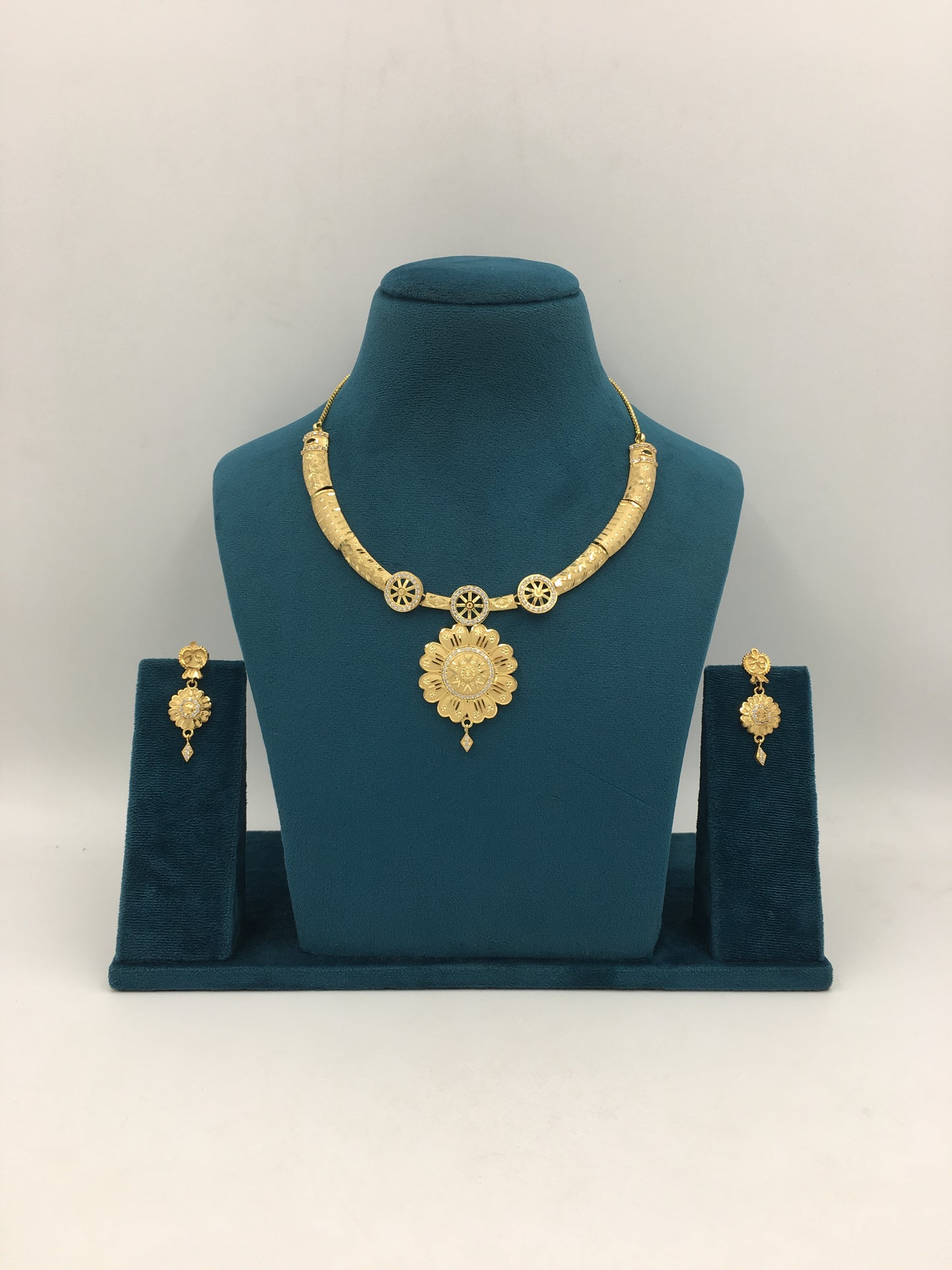 PRANAVI FORMING NECKLACE SET