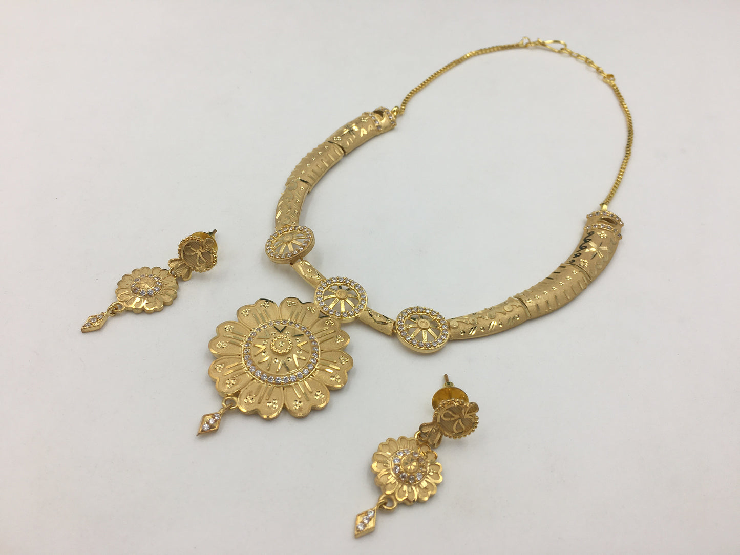 PRANAVI FORMING NECKLACE SET
