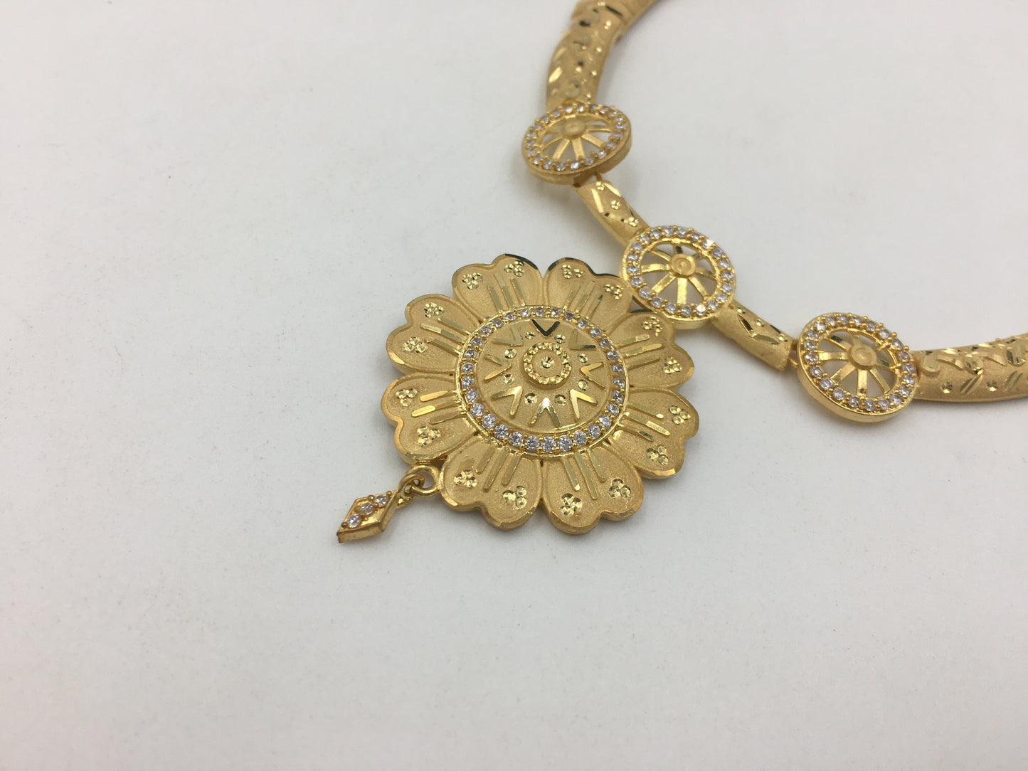 PRANAVI FORMING NECKLACE SET