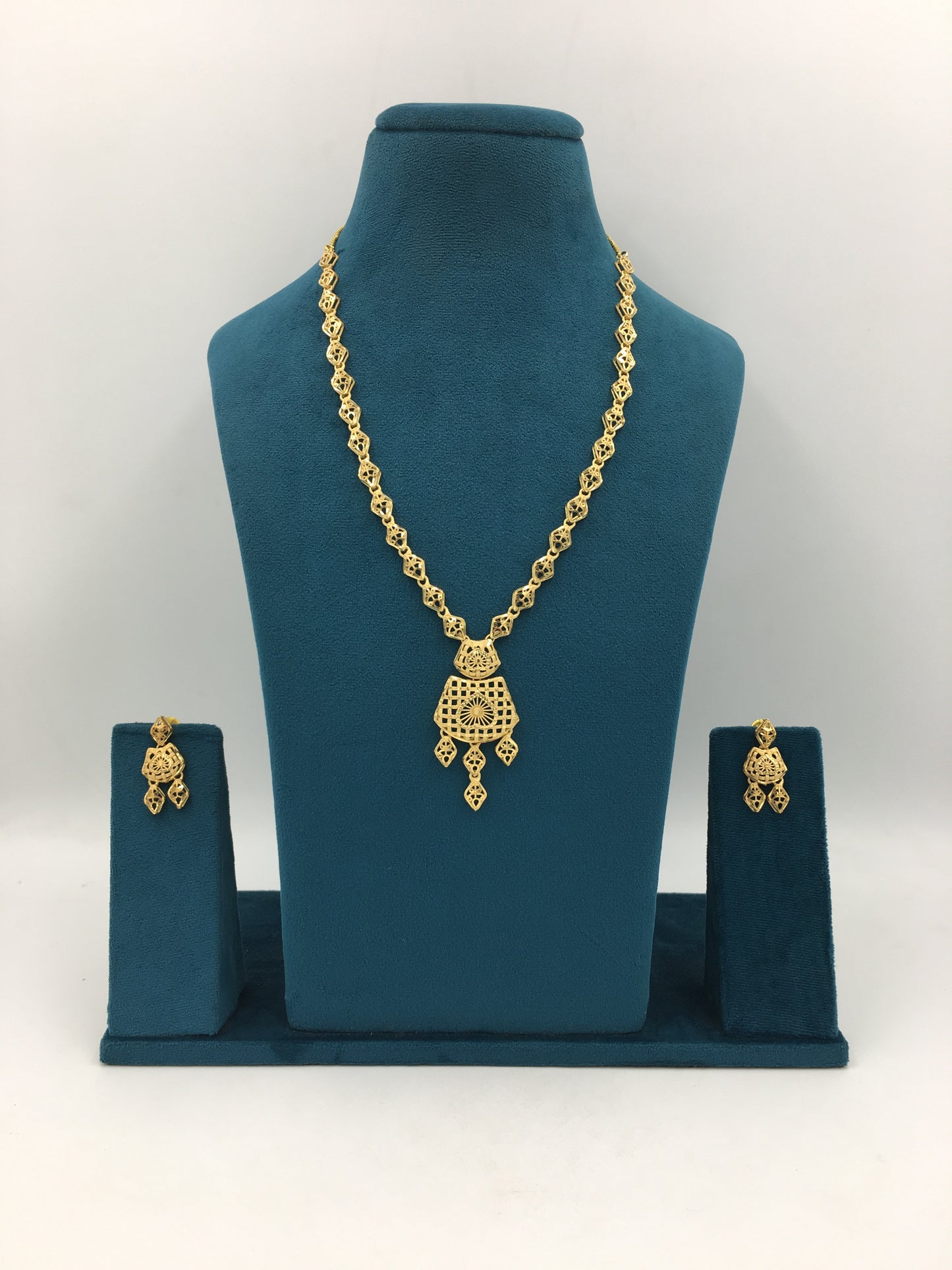 ISHWARYA FORMING NECKLACE SET