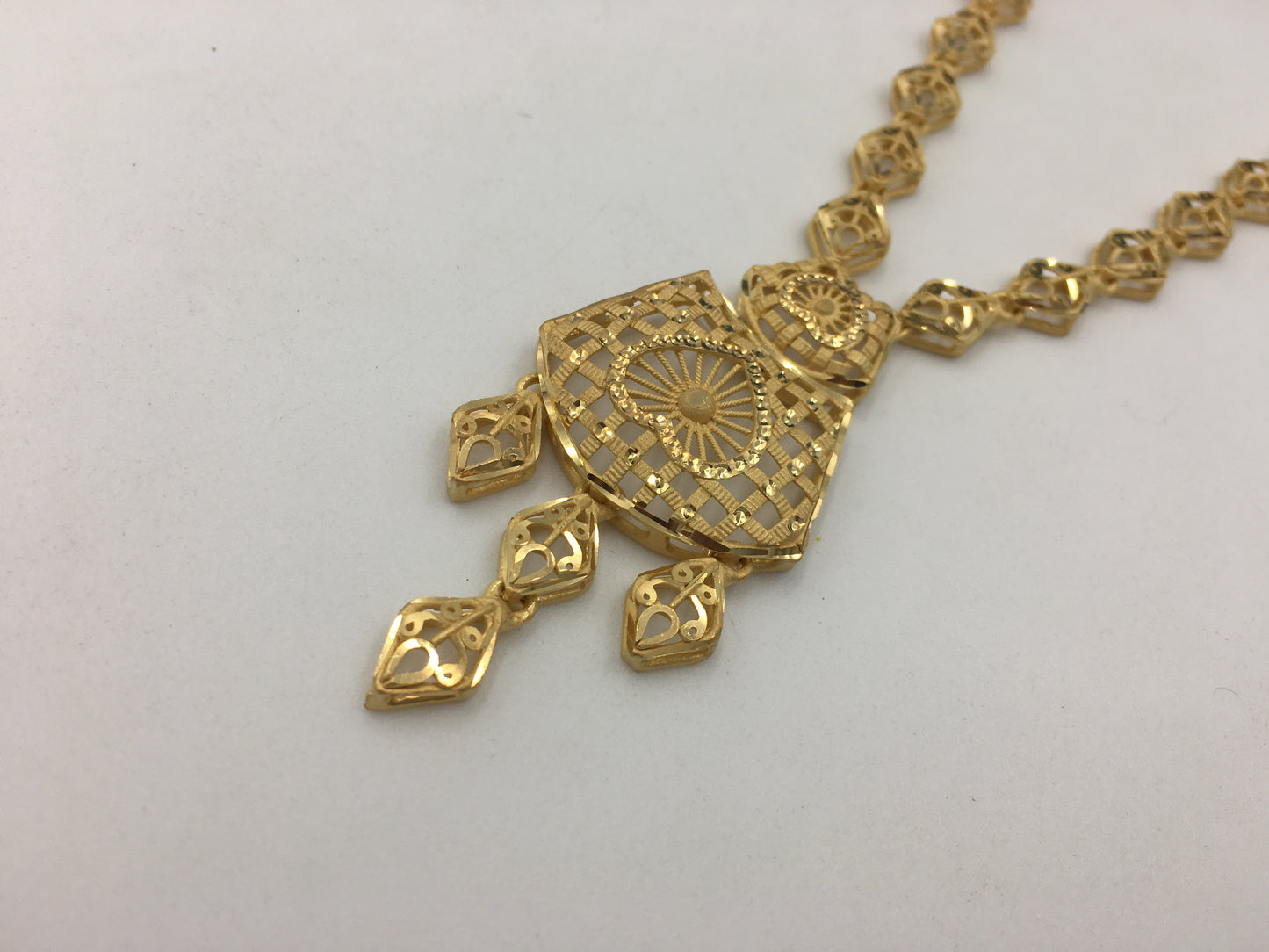 ISHWARYA FORMING NECKLACE SET
