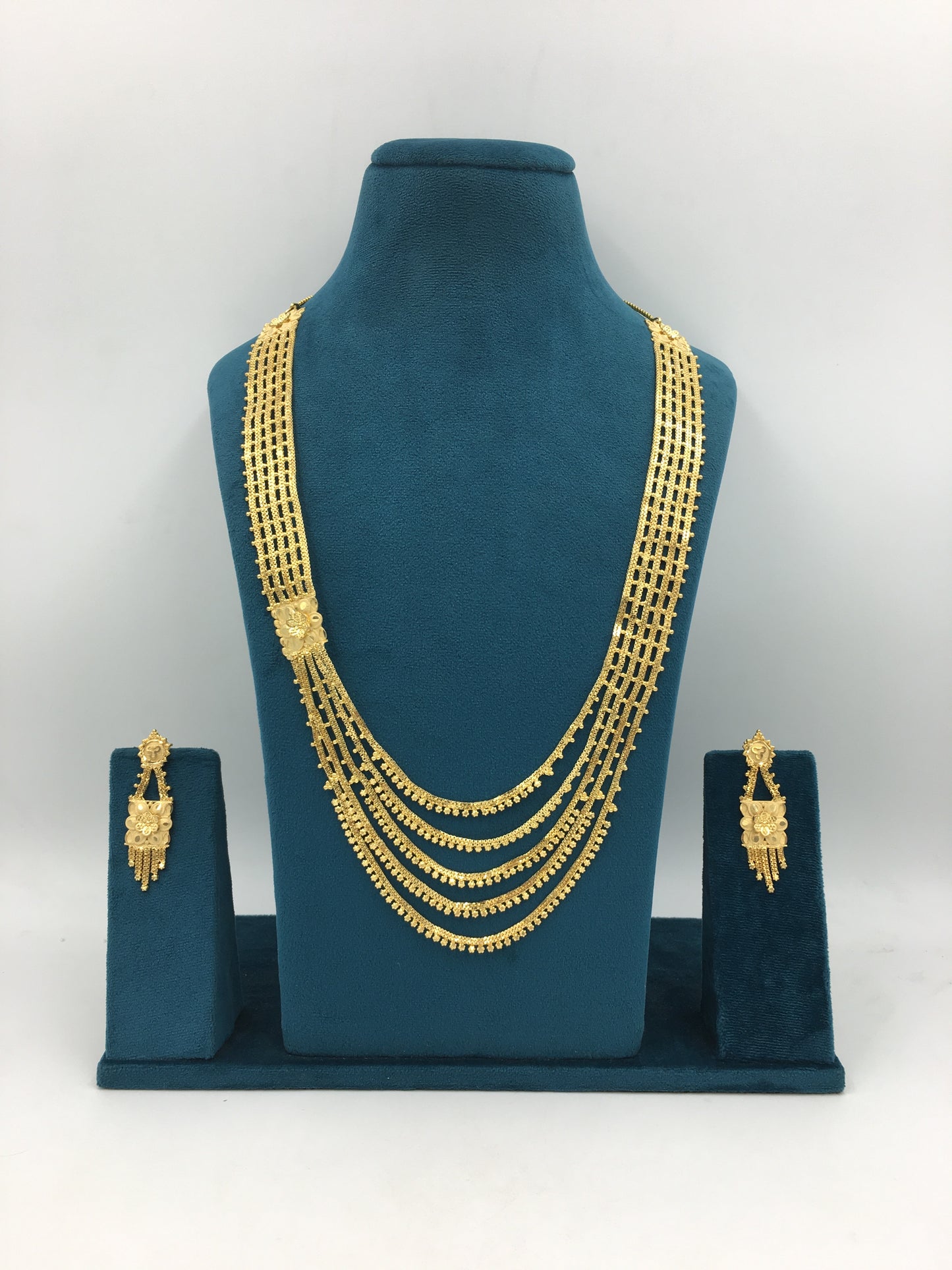 NIVETHA FORMING NECKLACE SET