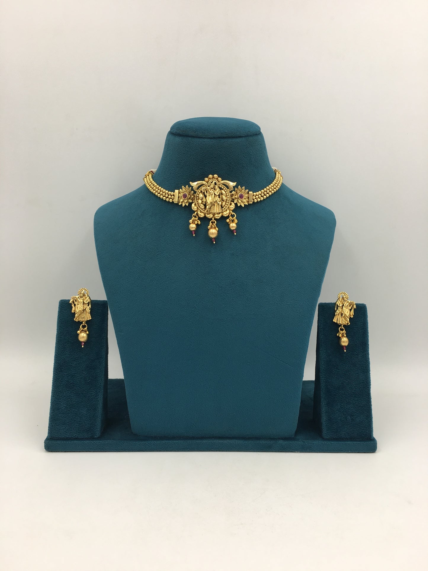 MAITREYI GOLDEN NECKLACE SET