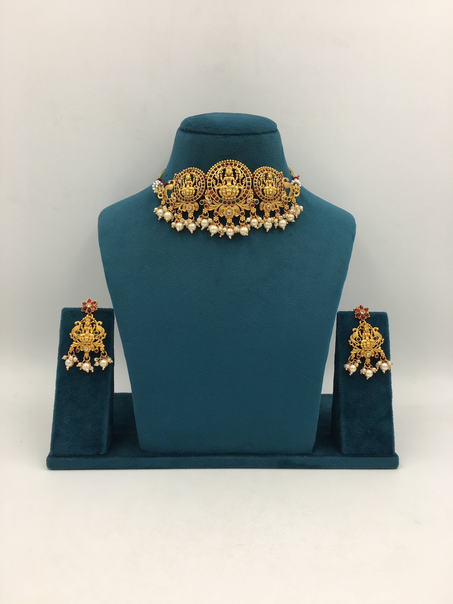 SHRAVANI GOLDEN NECKLACE SET