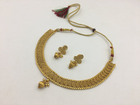 NIHARIKA GOLDEN NECKLACE SET