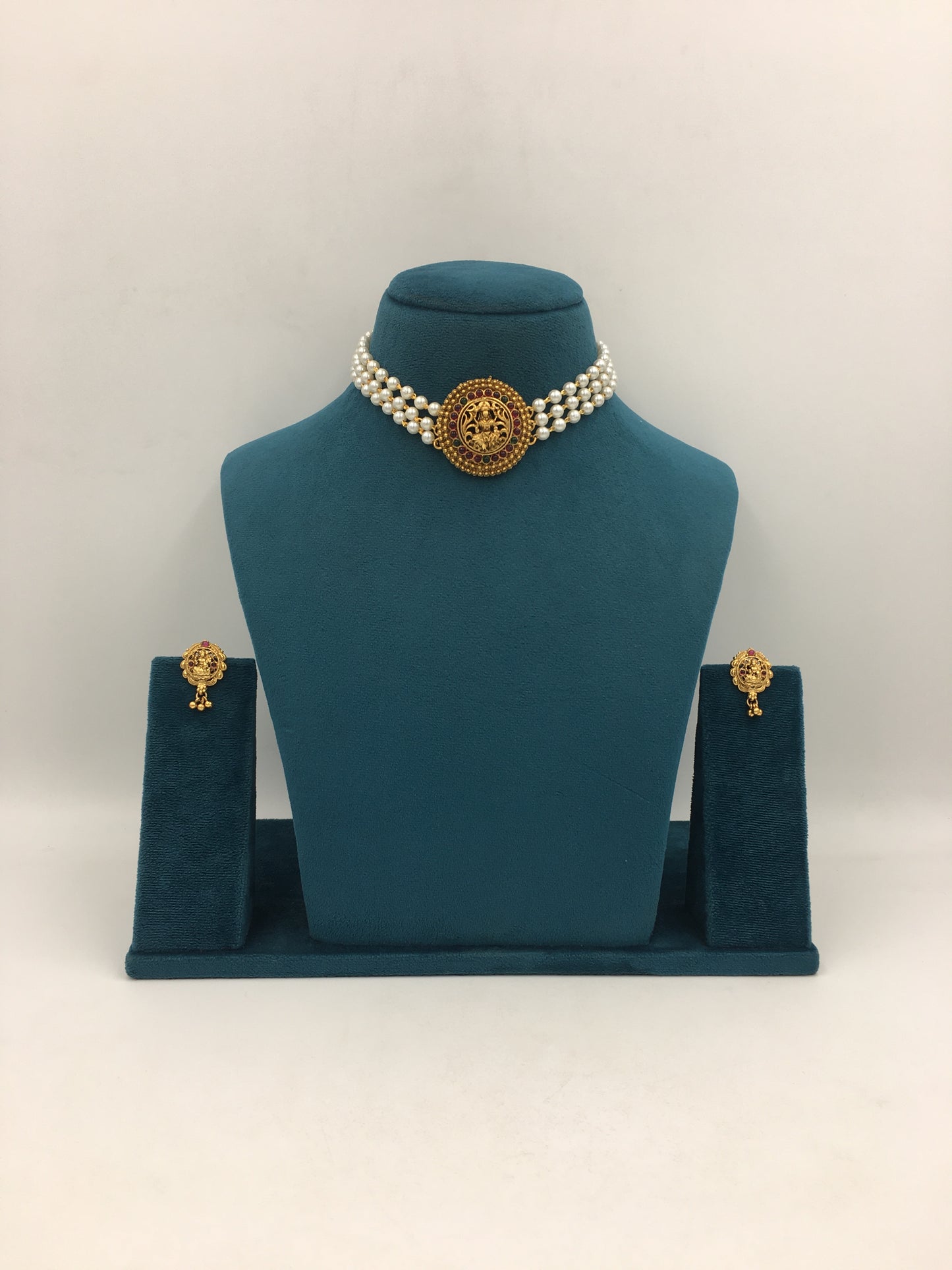 DIVISHA GOLDEN NECKLACE SET