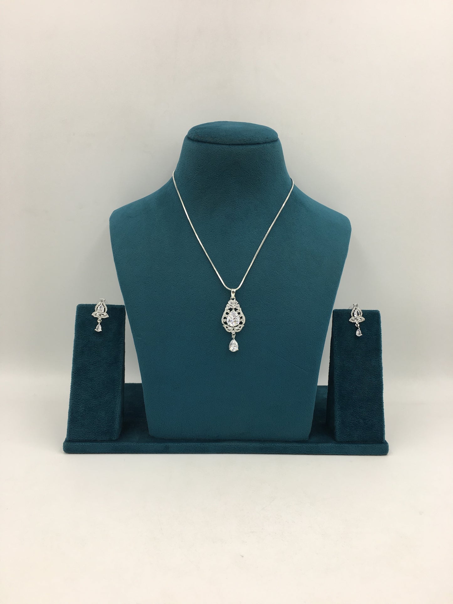 GENNEVA AD CHAIN PENDANT