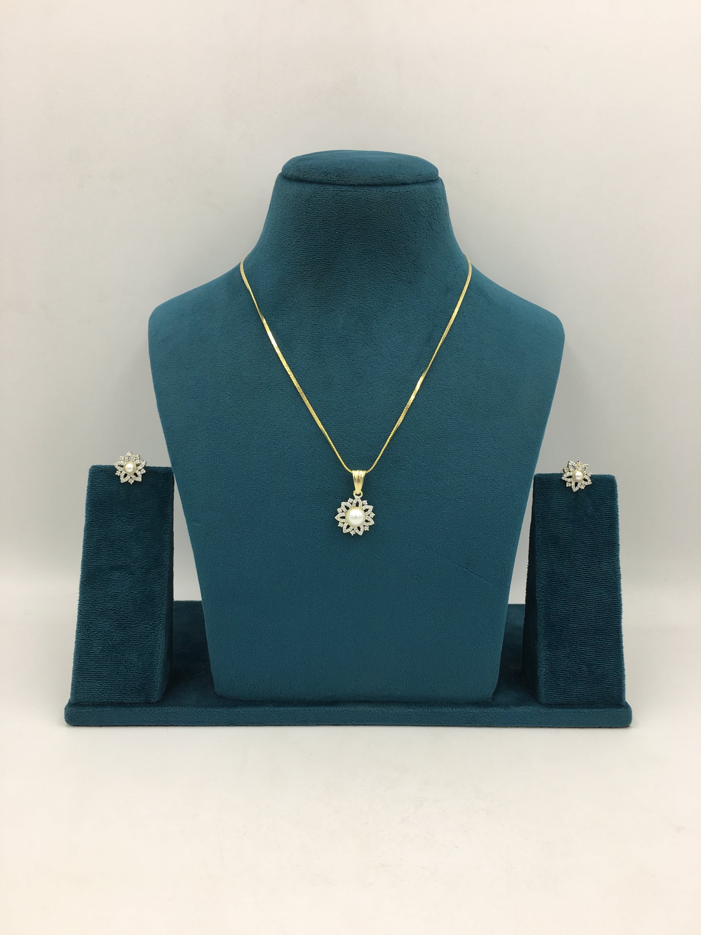 EMMELINE AD CHAIN PENDANT