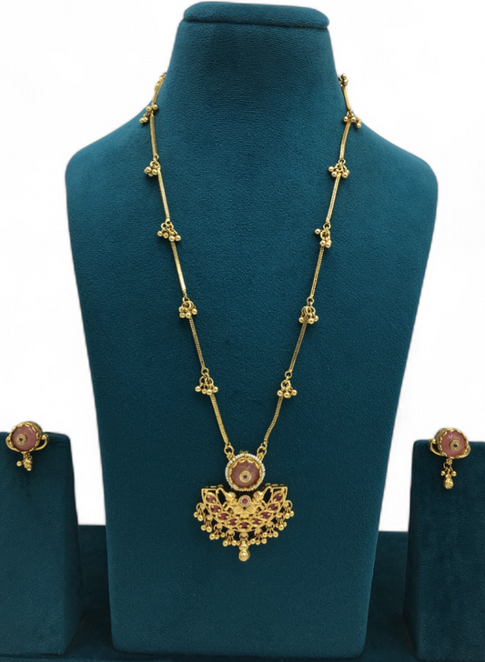 HERITAGE RAJWADI CHAIN PENDANT SET WITH PINK MONA LISA STONE & GHUNGRU