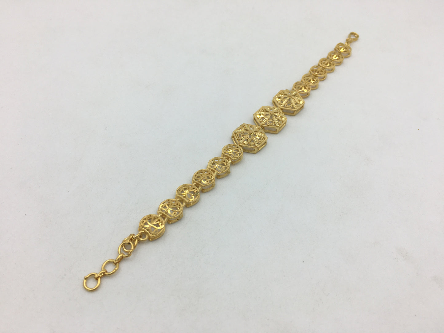 PRANAVI FORMING WOMEN BRACELET