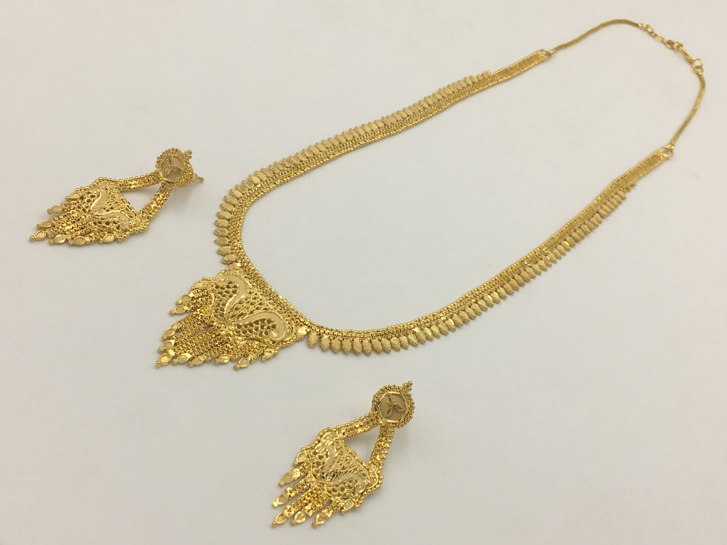AARAVI FORMING LONG NECKLACE SET