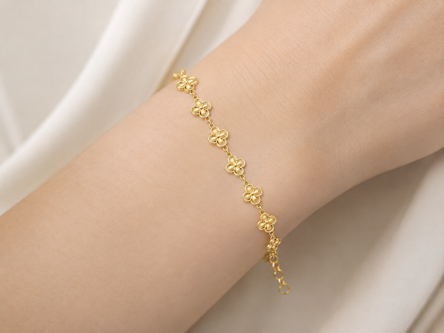 CLOVER BLOOM GOLD BRACELET FOR WOMEN