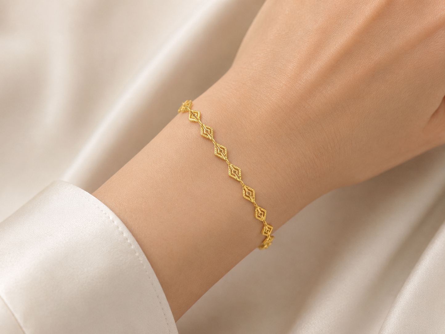 GEOMETRIC AURA GOLD BRACELET
