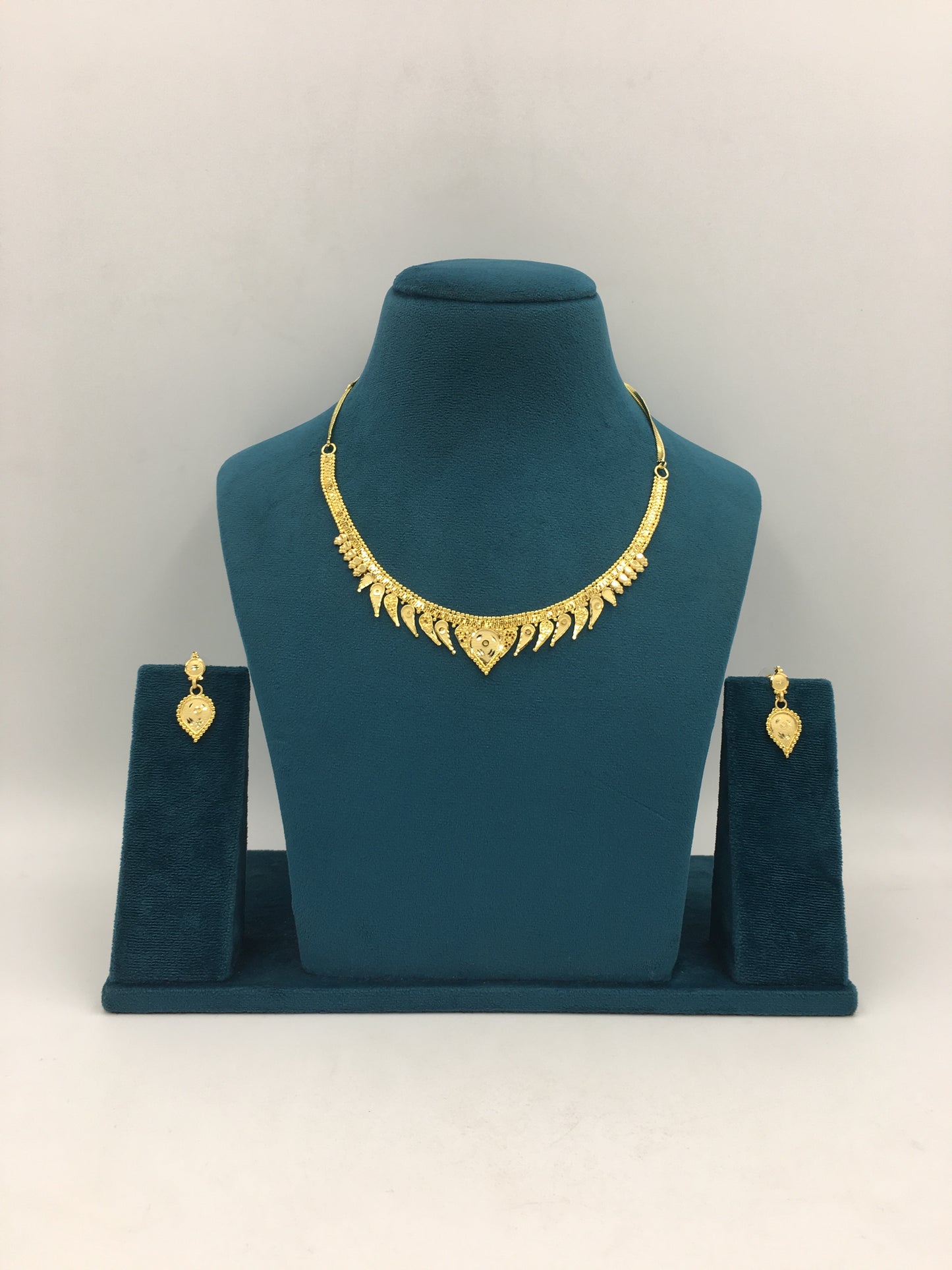 SREENIDHI FORMING NECKLACE SET