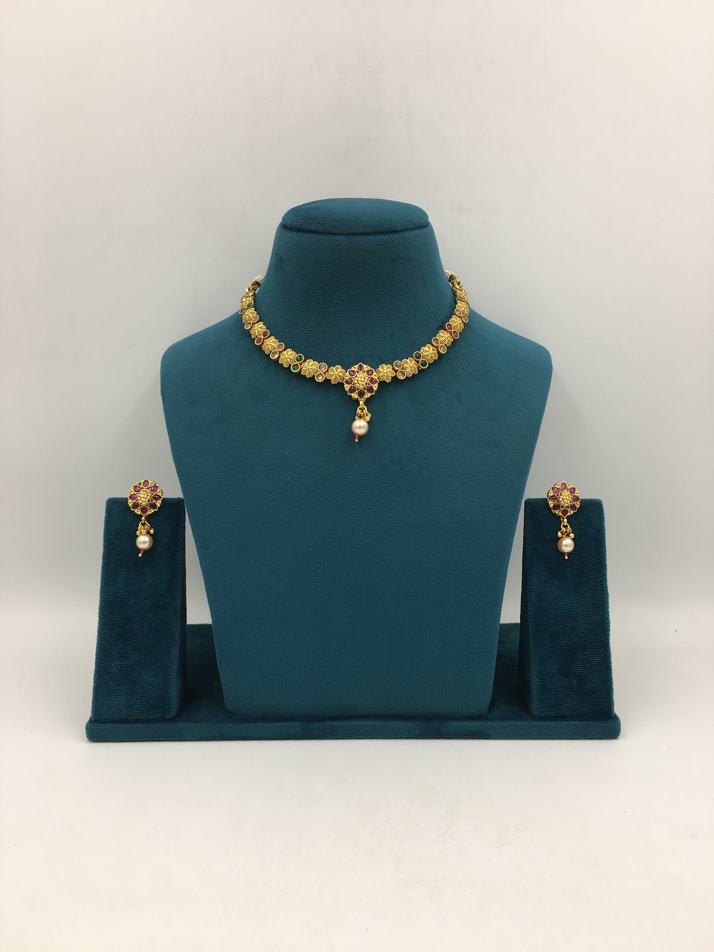 VRITIKA GOLDEN NECKLACE SET