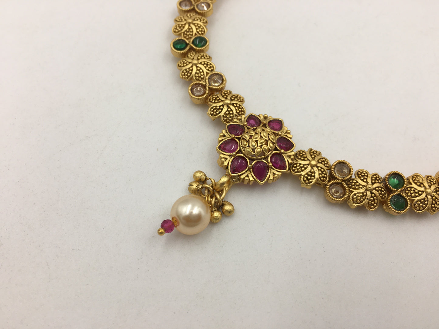 VRITIKA GOLDEN NECKLACE SET