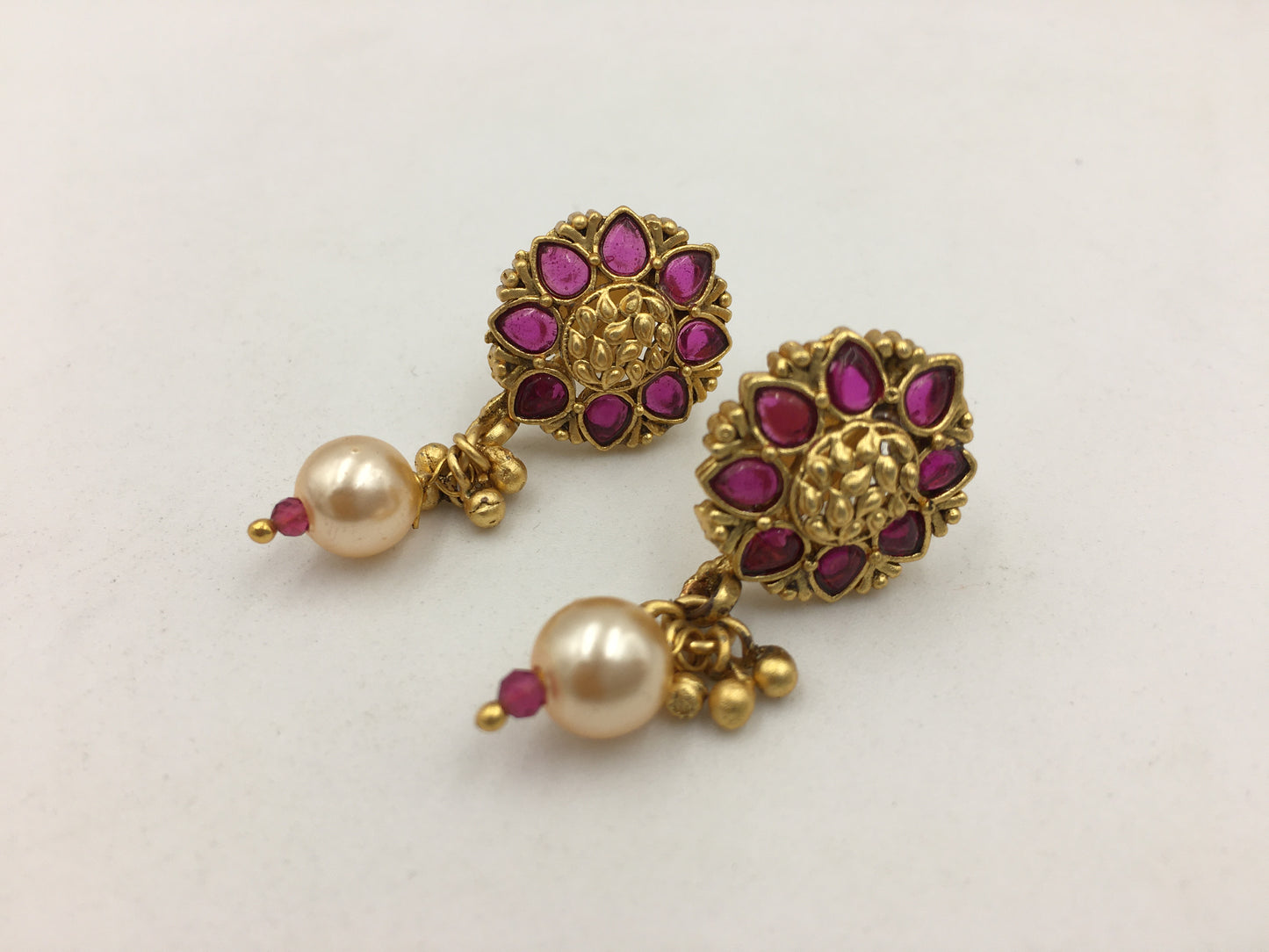 VRITIKA GOLDEN NECKLACE SET