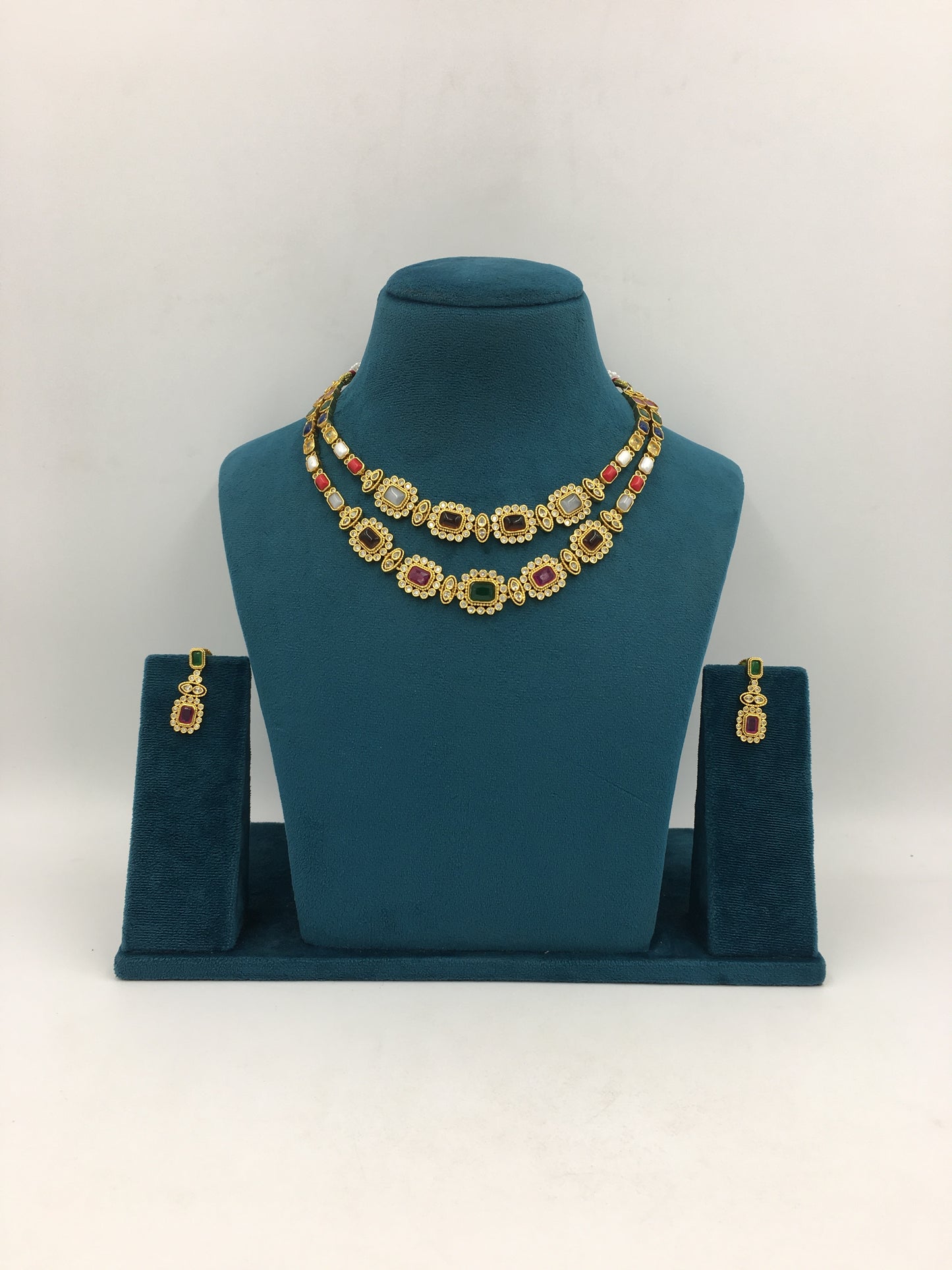 NANDITA GOLDEN NECKLACE SET