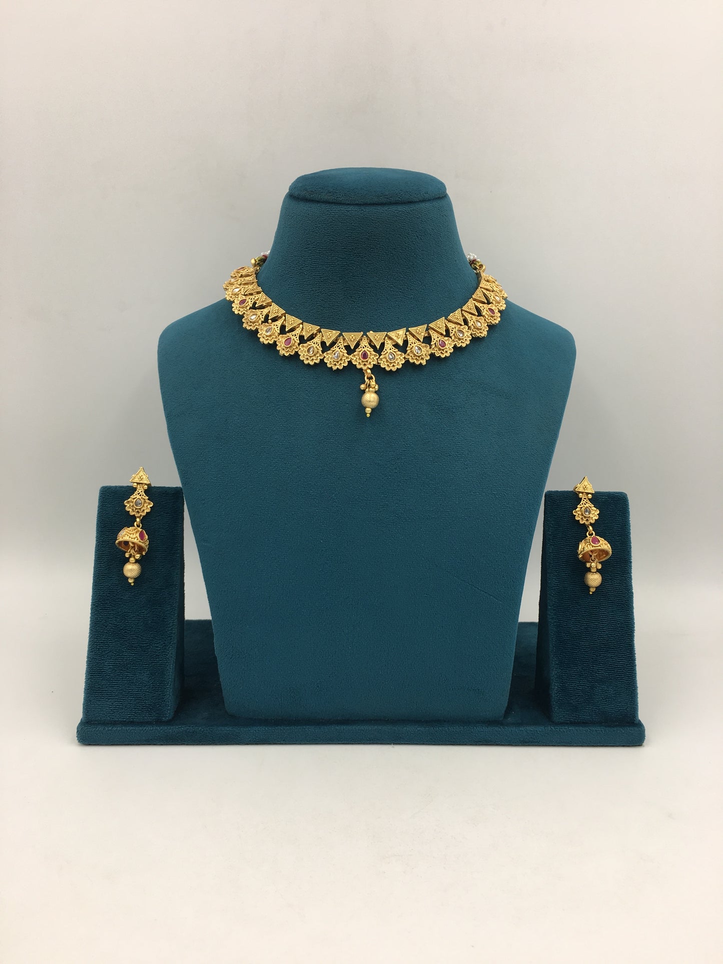 VIJAYANTI GOLDEN NECKLACE SET