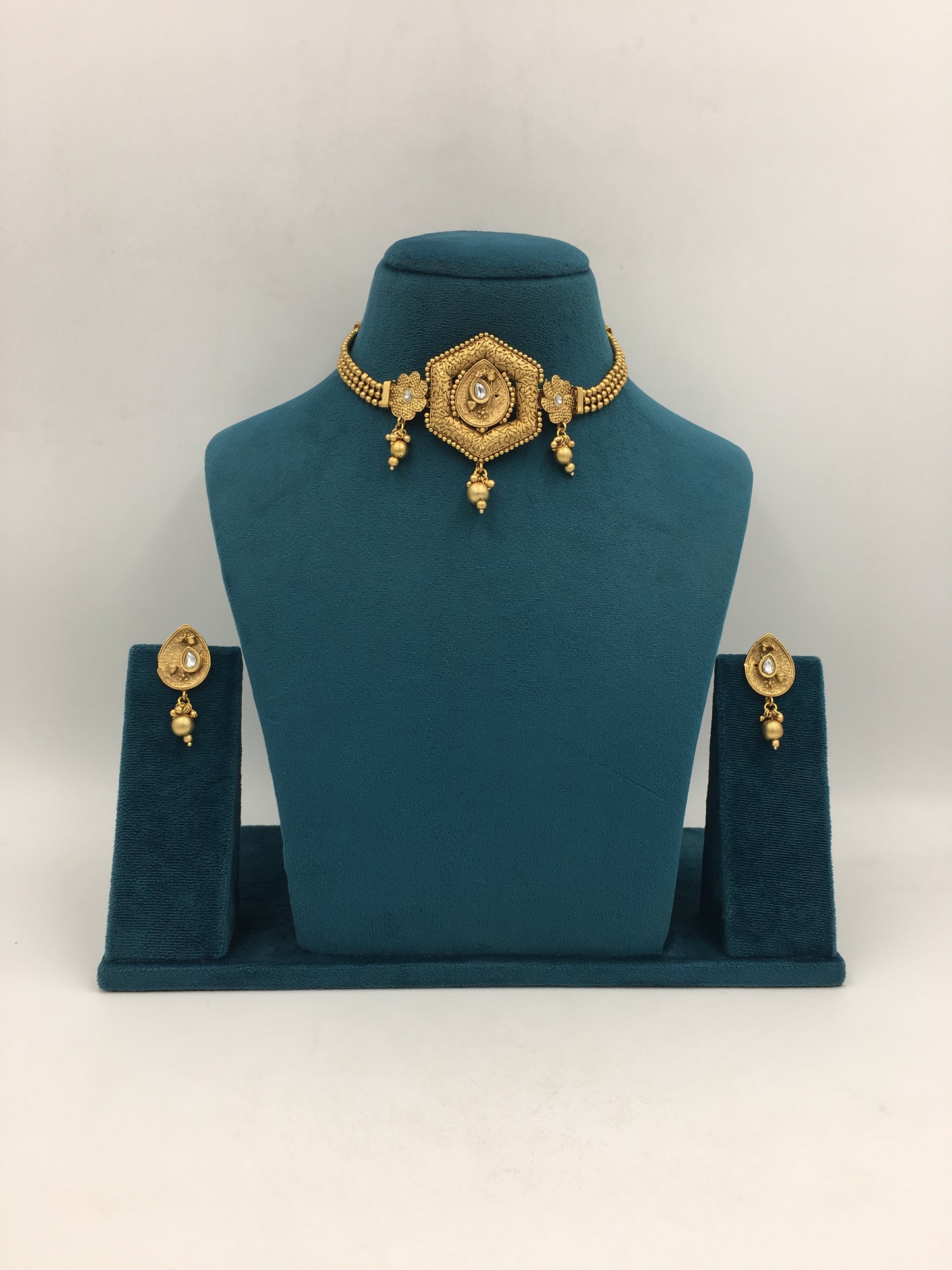 VAIBHAVI GOLDEN NECKLACE SET