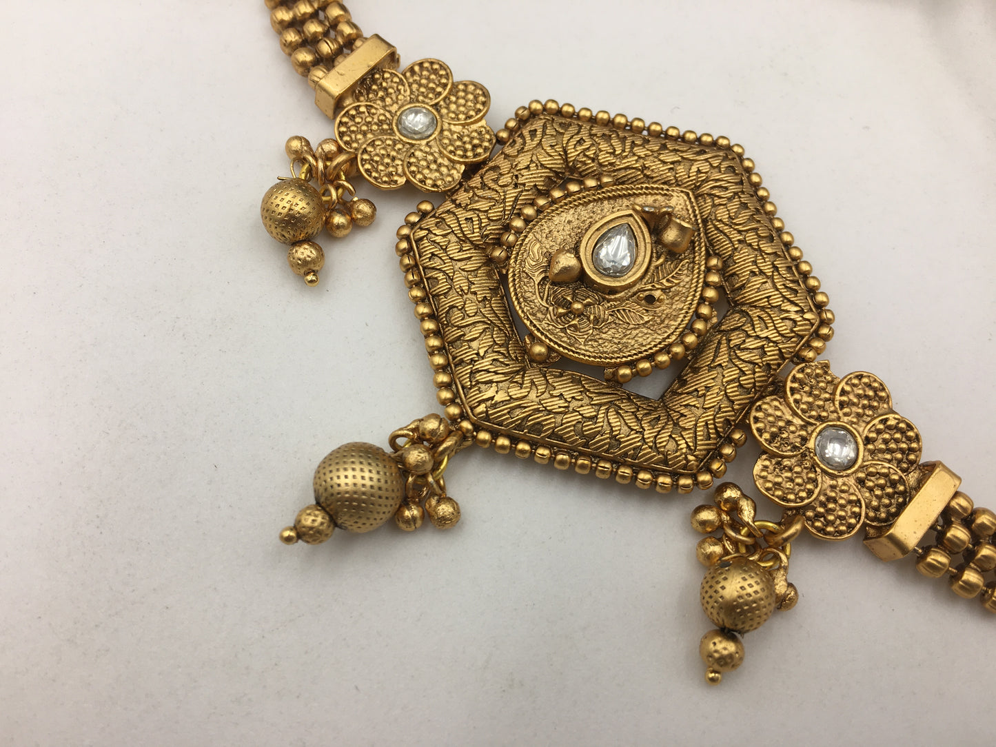 VAIBHAVI GOLDEN NECKLACE SET