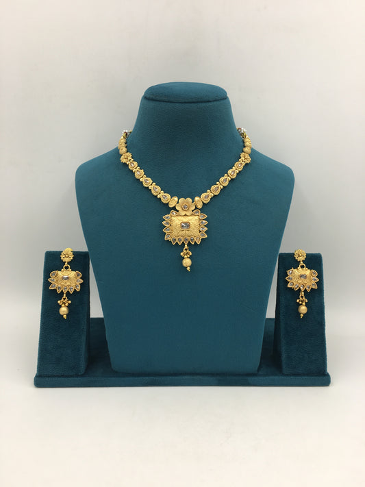 AISHIKA GOLDEN NECKLACE SET