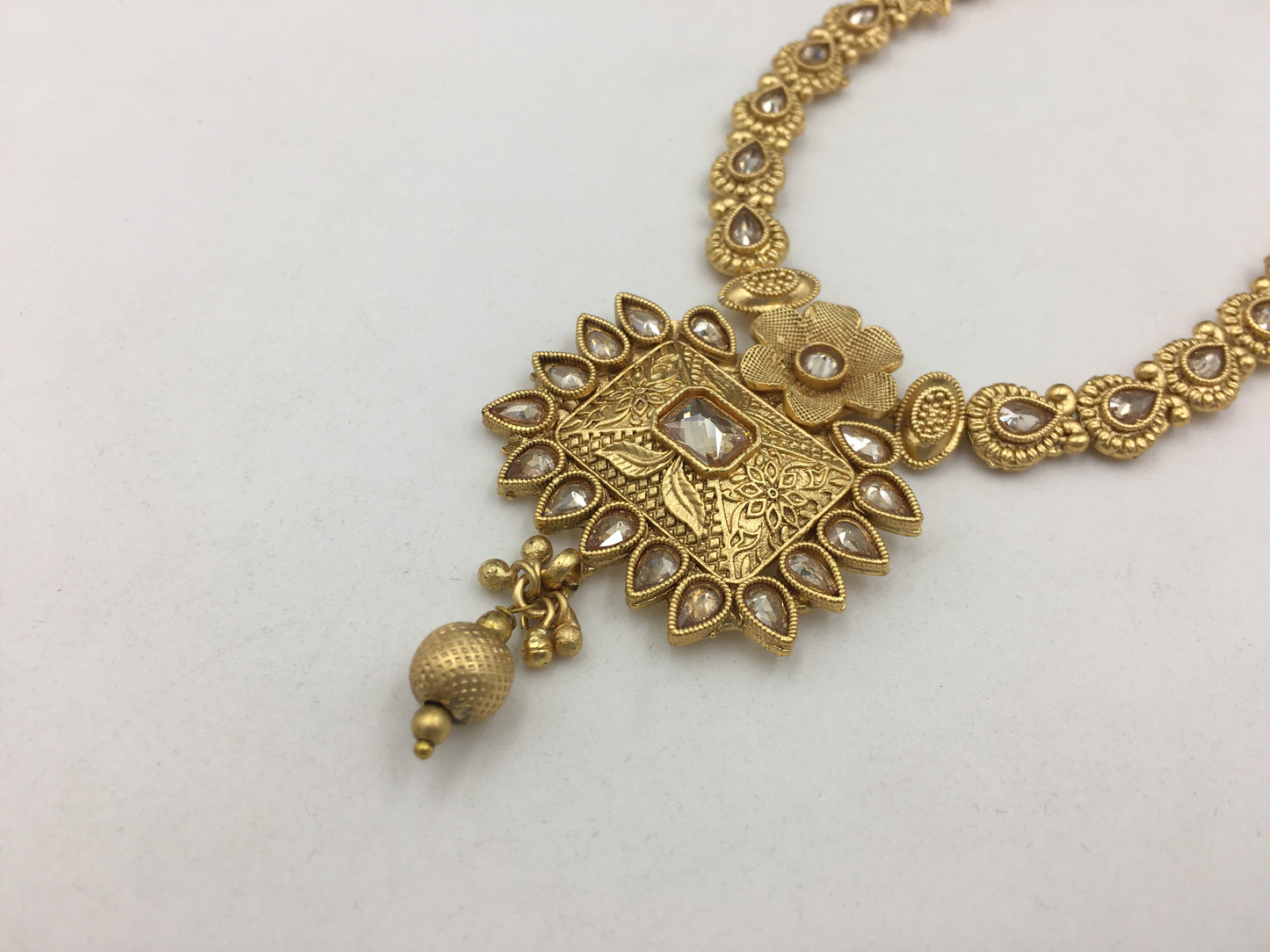 AISHIKA GOLDEN NECKLACE SET