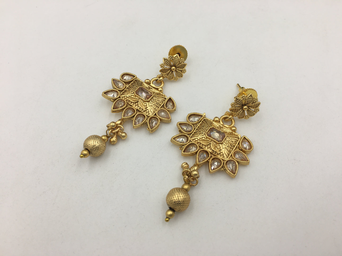 AISHIKA GOLDEN NECKLACE SET
