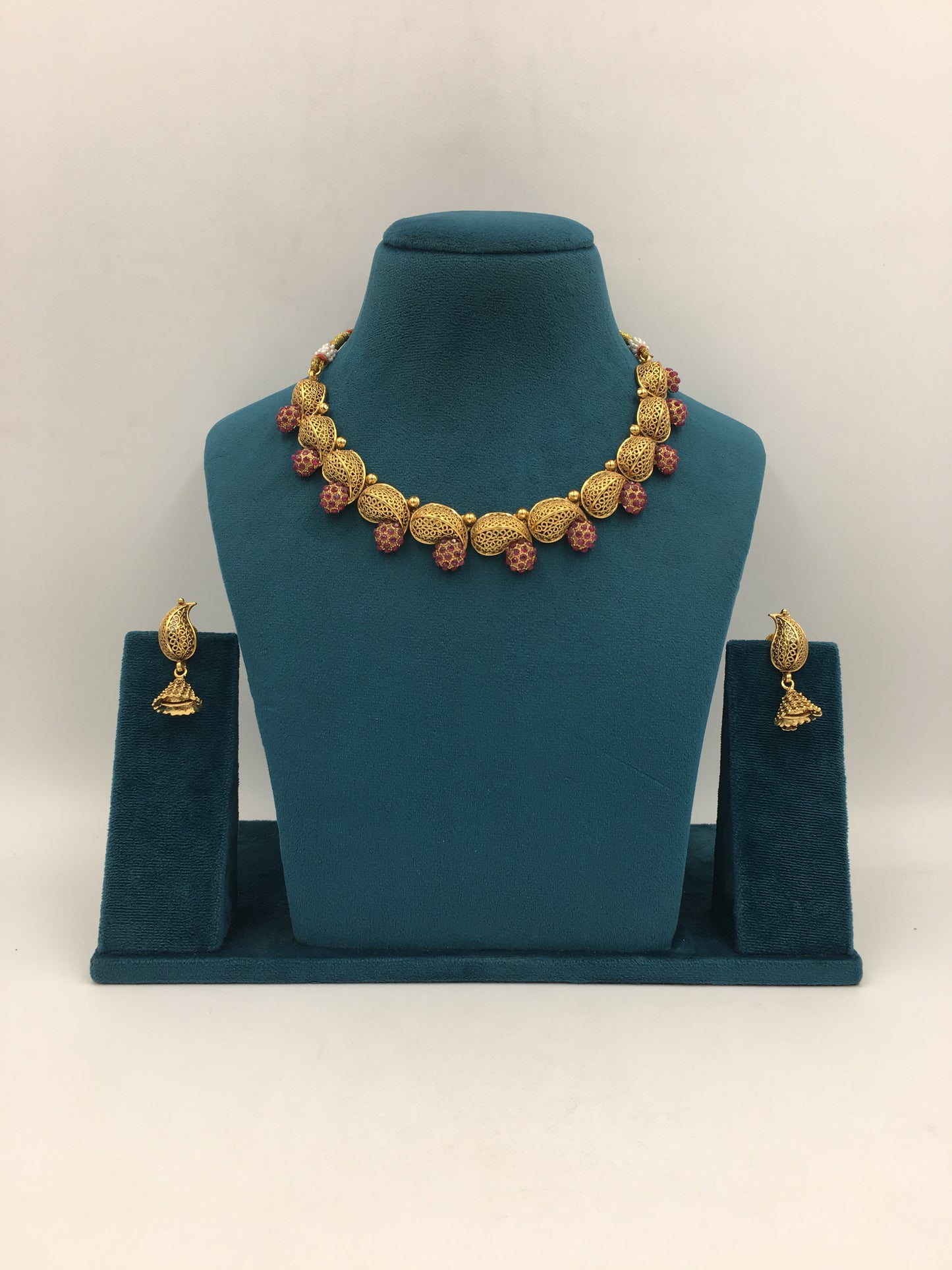 VASUDHA GOLDEN NECKLACE SET