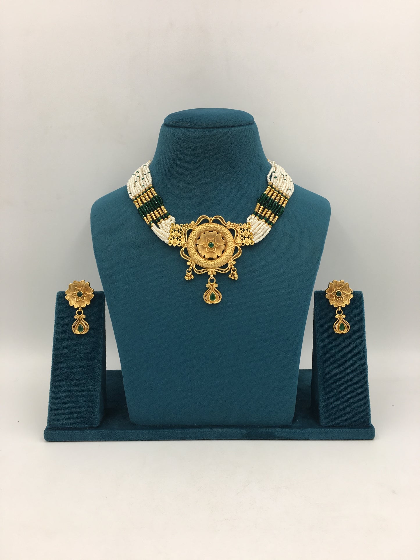 TANUSHREE GOLDEN NECKLACE SET