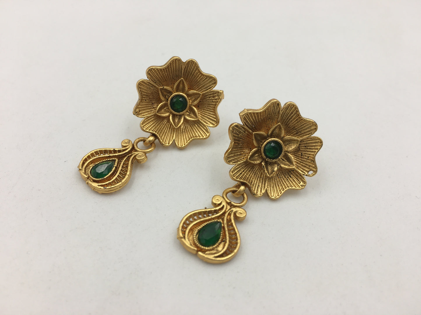 TANUSHREE GOLDEN NECKLACE SET