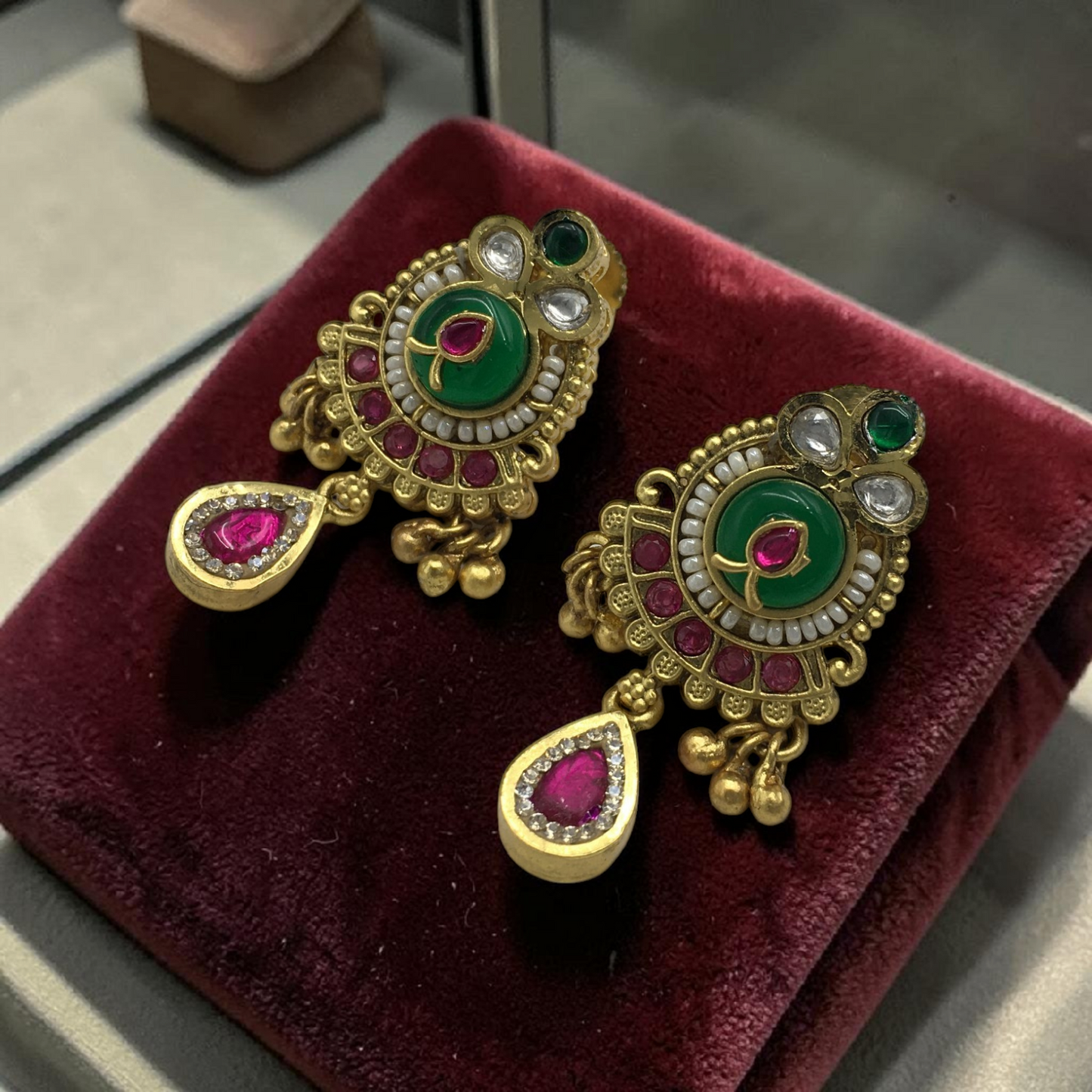 HERITAGE TEMPLE PEARL CHAIN PENDANT SET WITH GREEN CENTER & PINK DROP