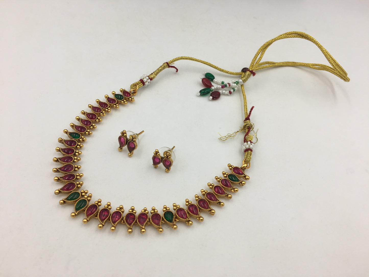 YUVIKA GOLDEN NECKLACE SET