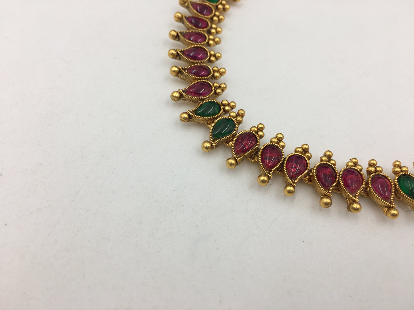 YUVIKA GOLDEN NECKLACE SET