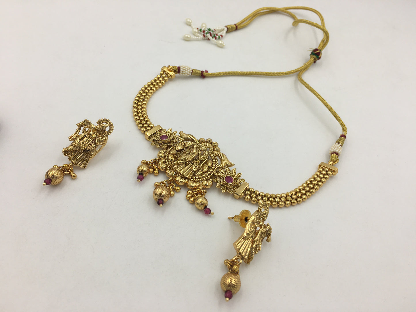 MAITREYI GOLDEN NECKLACE SET