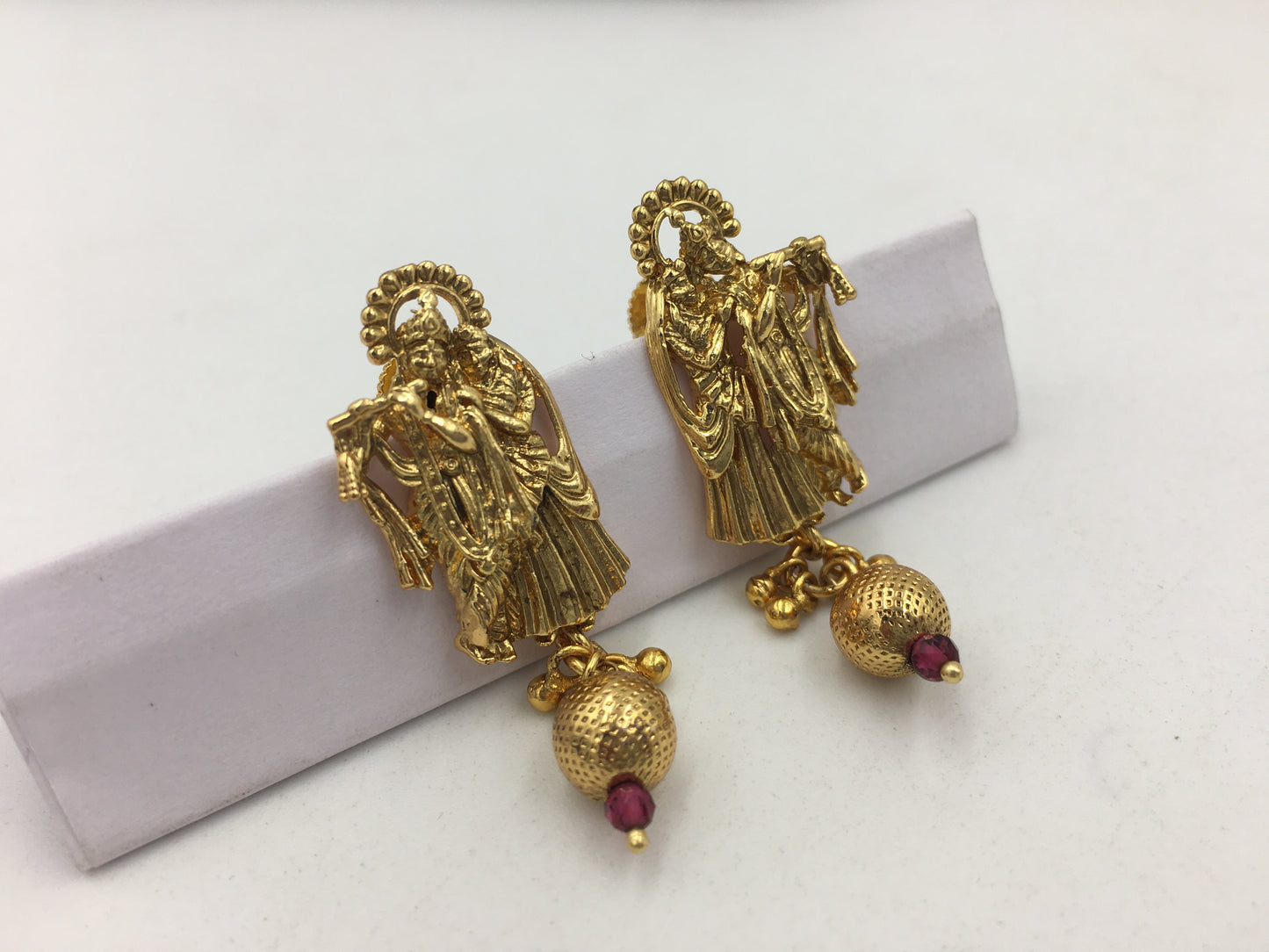 MAITREYI GOLDEN NECKLACE SET