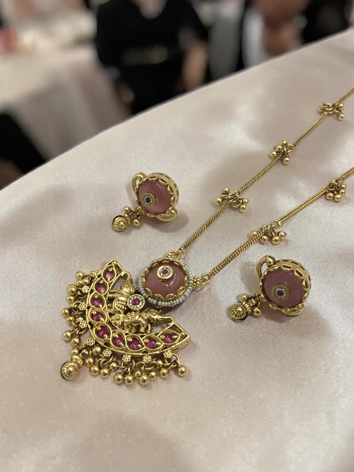 HERITAGE RAJWADI CHAIN PENDANT SET WITH PINK MONA LISA STONE & GHUNGRU
