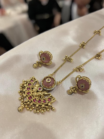 HERITAGE RAJWADI CHAIN PENDANT SET WITH PINK MONA LISA STONE & GHUNGRU