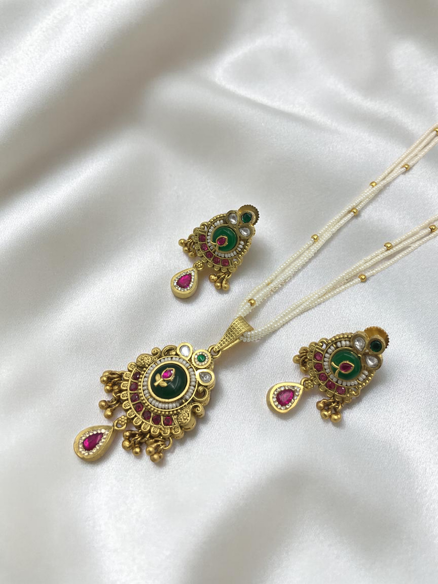 HERITAGE TEMPLE PEARL CHAIN PENDANT SET WITH GREEN CENTER & PINK DROP