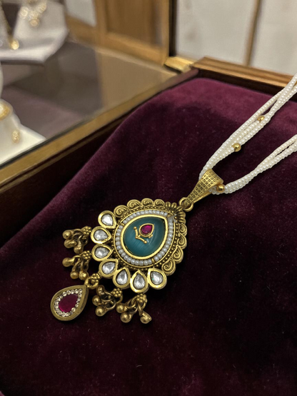 HERITAGE TEMPLE PEARL CHAIN PENDANT SET WITH GREEN TEARDROP & PINK STONE