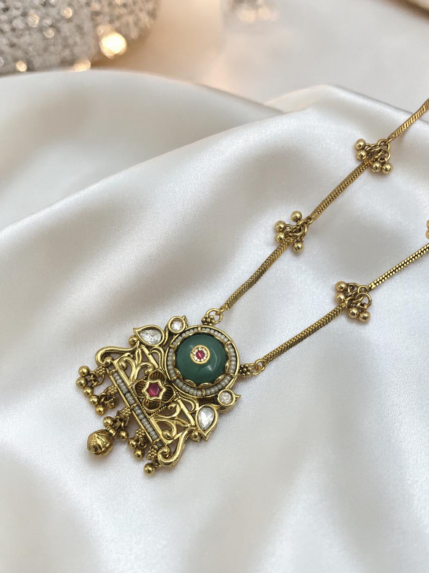 HERITAGE TEMPLE RAJWADI CHAIN PENDANT SET WITH GREEN STONE & GHUNGRU