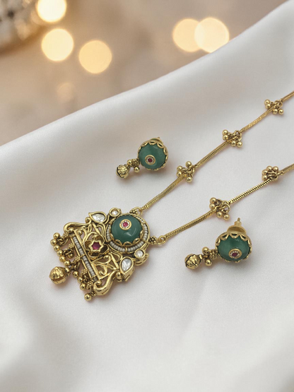HERITAGE TEMPLE RAJWADI CHAIN PENDANT SET WITH GREEN STONE & GHUNGRU