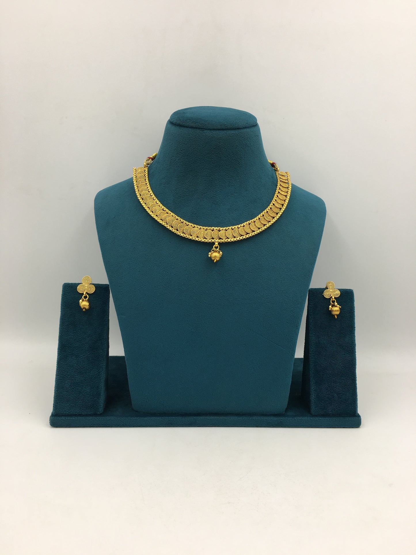 NIHARIKA GOLDEN NECKLACE SET