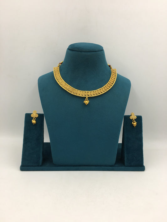 NIHARIKA GOLDEN NECKLACE SET