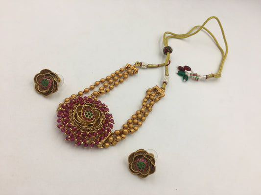 DEVESHI GOLDEN NECKLACE SET