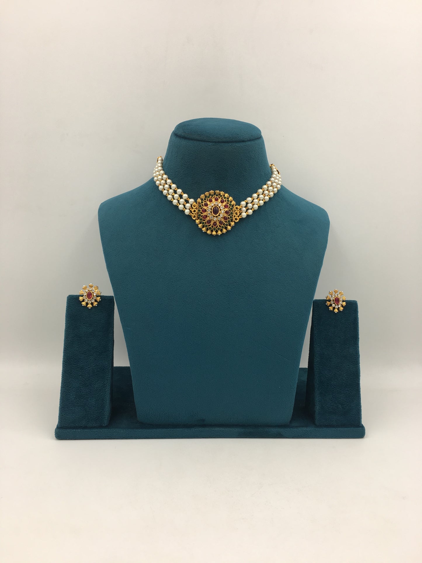 VIDHATRI GOLDEN NECKLACE SET