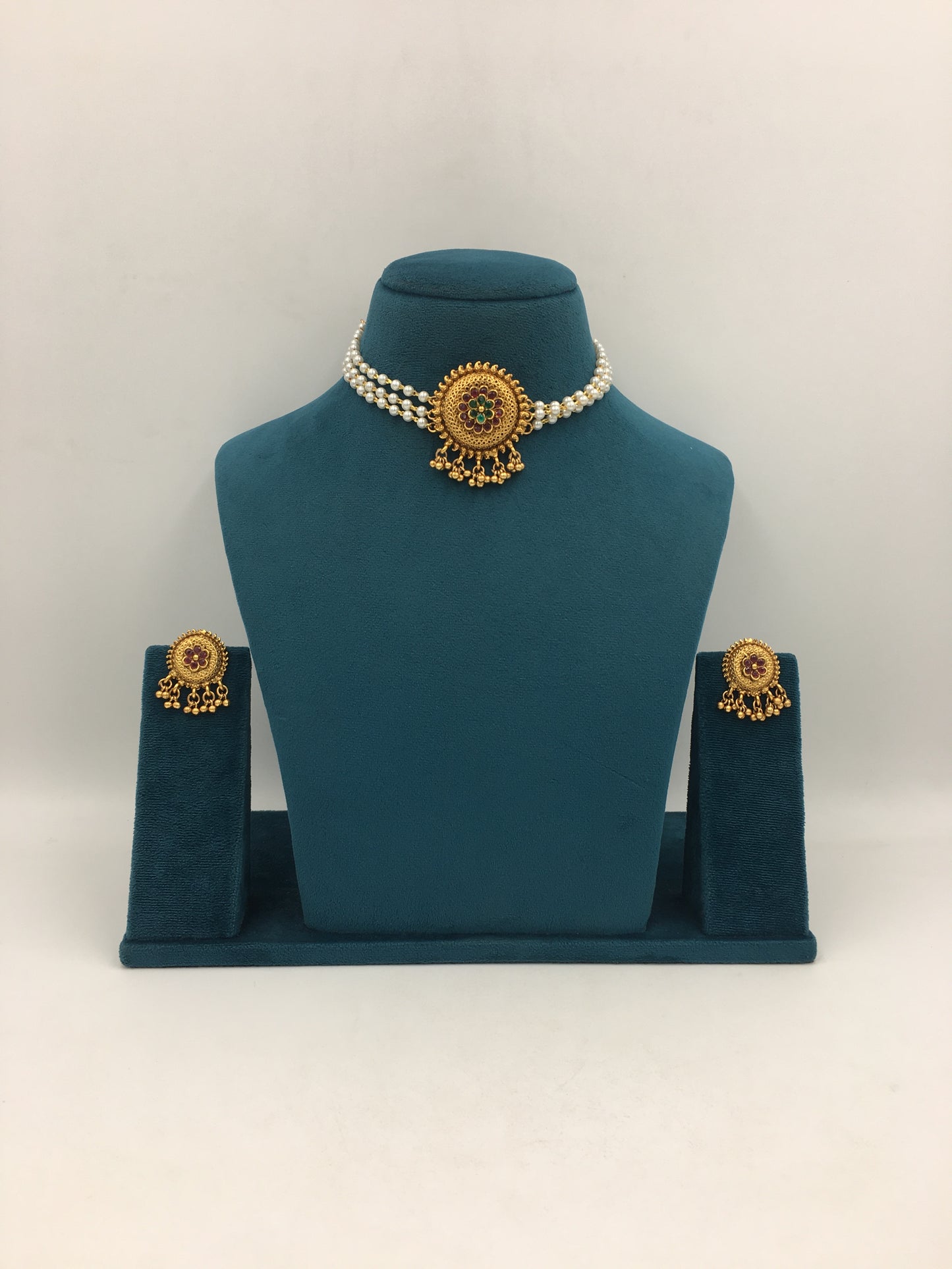 NIVEDITA GOLDEN NECKLACE SET